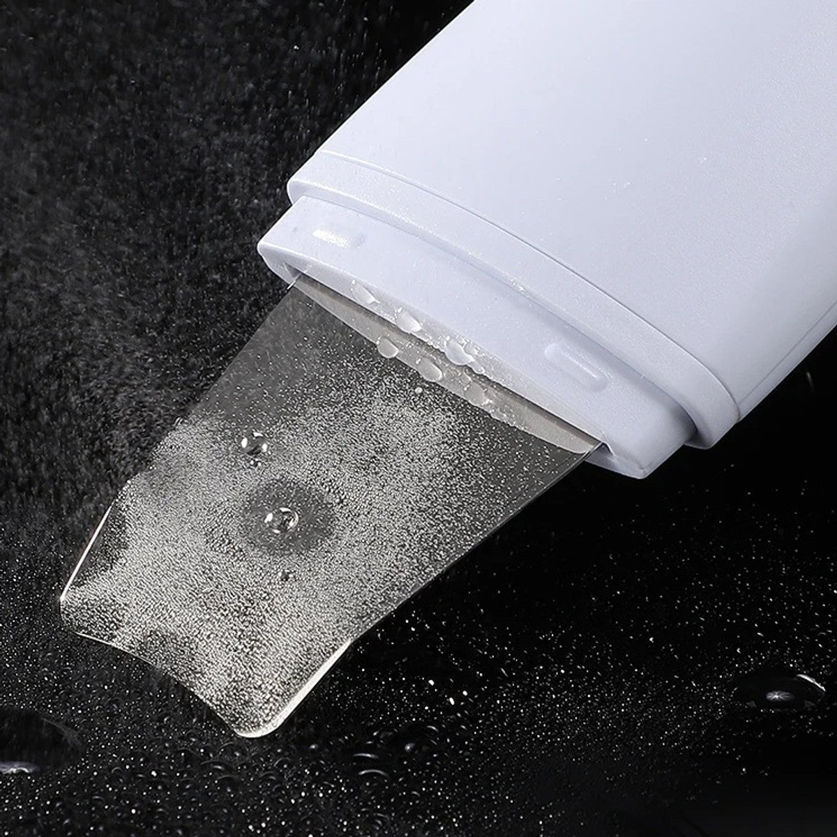 Close-up of the Sonave spatula creating a fine mist
