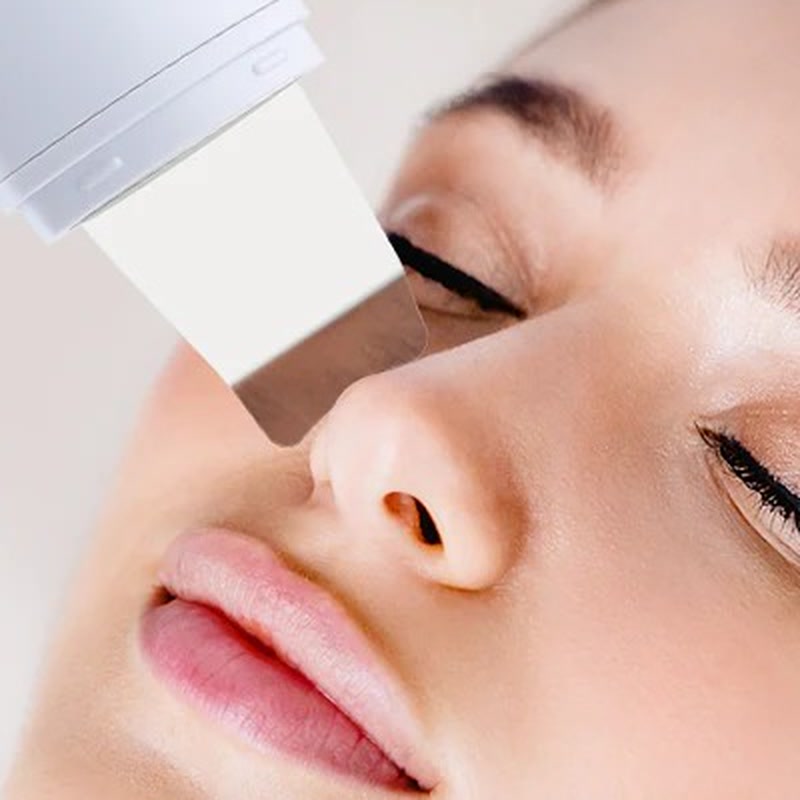Facial treatment with the Sonave scrubber
