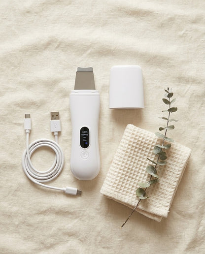 What is in the box: Sonave scrubber, protective cap and USB-C cable on linen