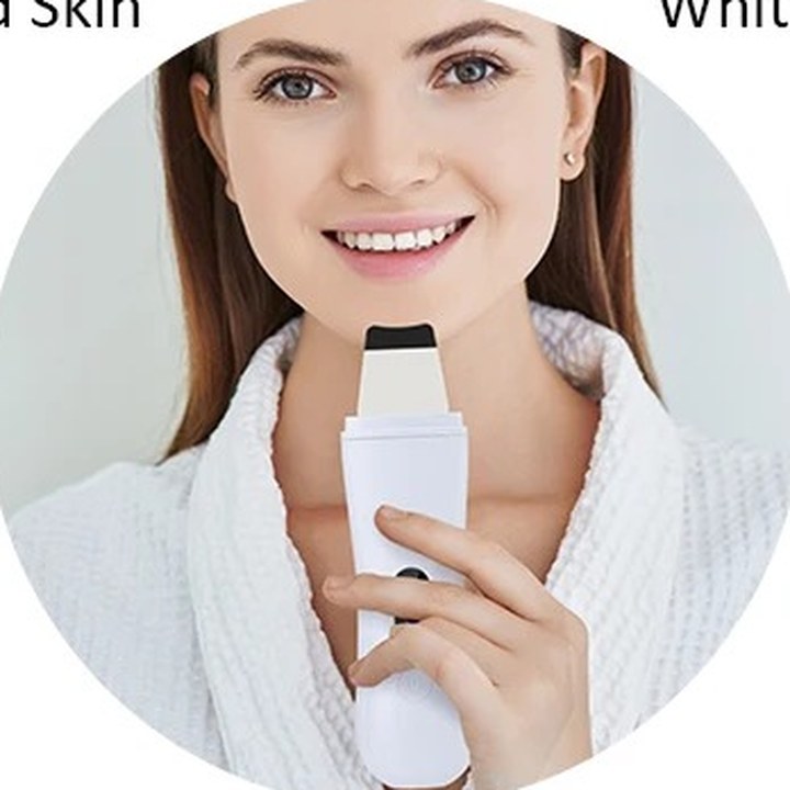 
Smiling woman in a bathrobe holding the Sonave scrubber